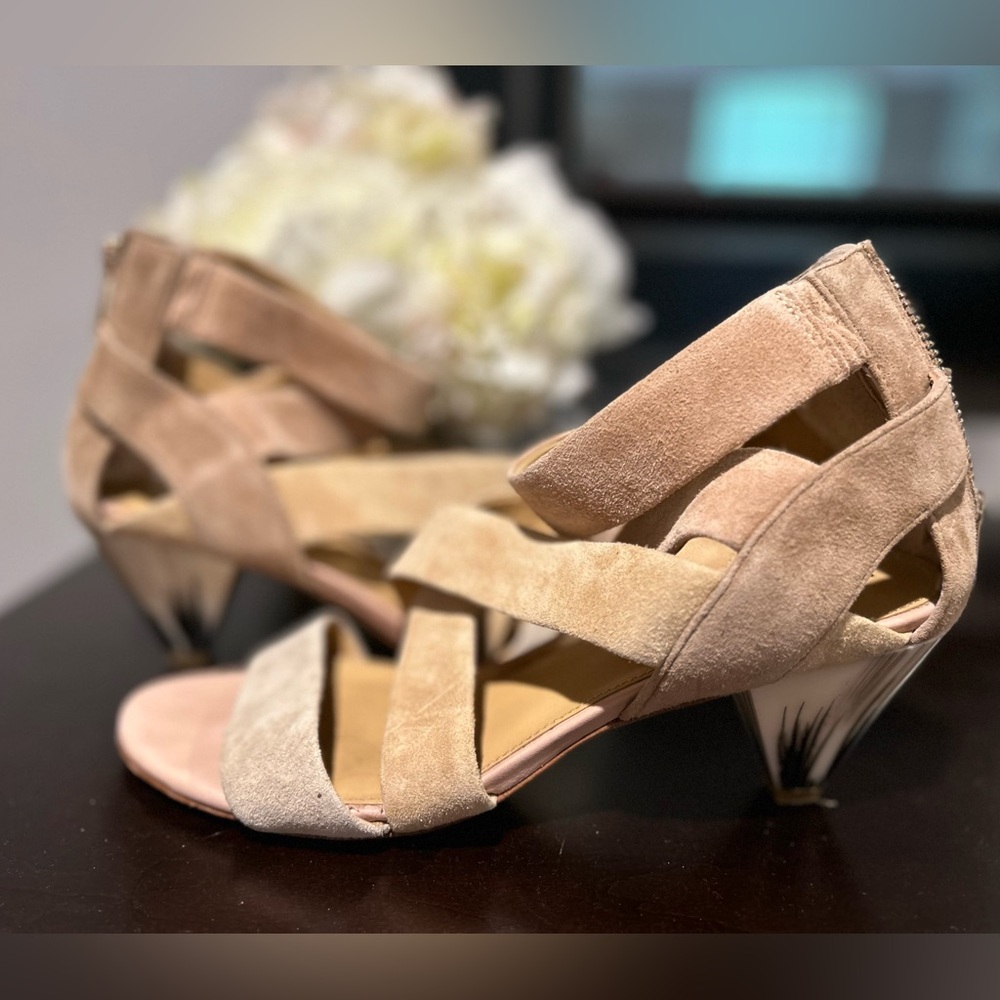 Donald J. Pliner Beige Strappy Heels Women’s Sandals Sz 8.5.Unique heels.